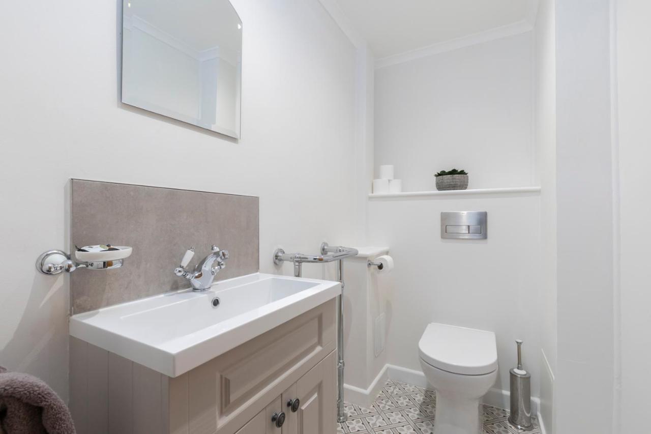 Luxury Cheltenham Home With Ev Charger - Lechampton Hills Dış mekan fotoğraf