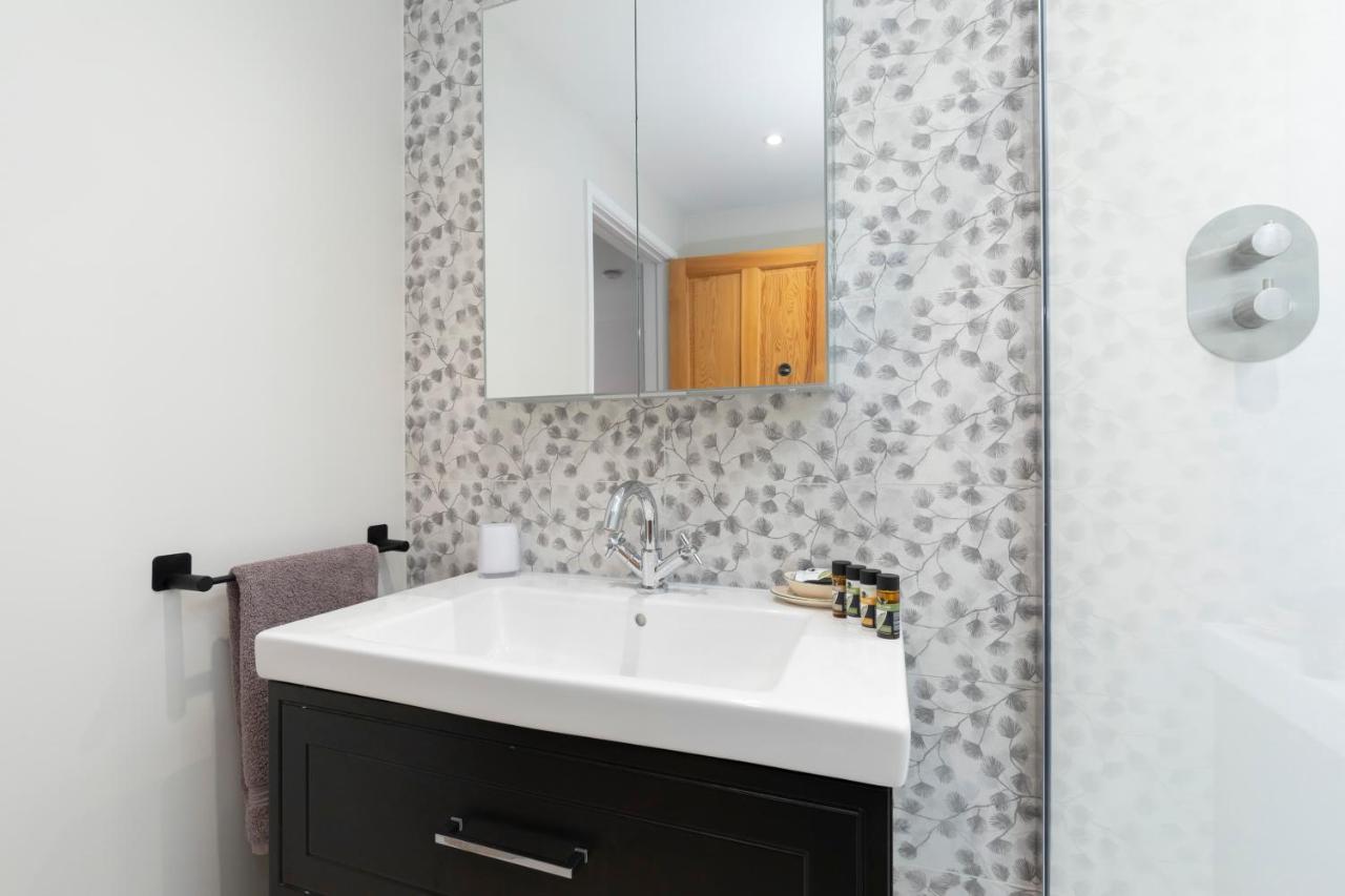 Luxury Cheltenham Home With Ev Charger - Lechampton Hills Dış mekan fotoğraf